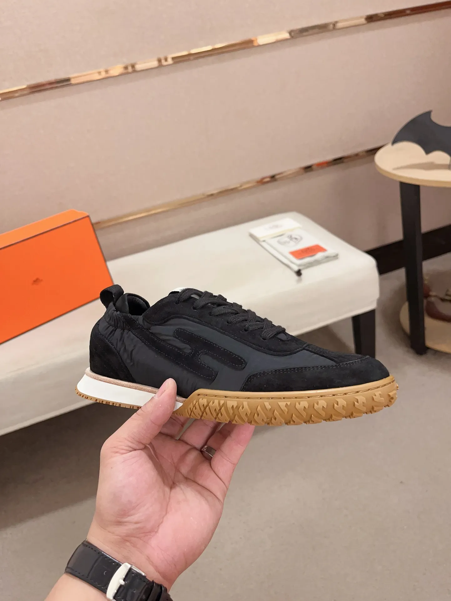 Men's men's shoes 💰: 720💰 Hermes top version # Couple style 💏 24ss casual sneakers Suede goatskin sneakers decorated with contrasting patterns and iconic "H" details, beautifully packaged at the delivery counter 🛍📦 Fabric: suede + cowhide Lining: mixed sheep lining Outsole: original TPU Bottom thickness: 2CM Size: 35-44